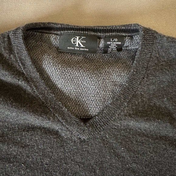 Calvin Klein Gray V-Neck Sweater size large nice sweater with fixable flaws - Picture 7 of 7